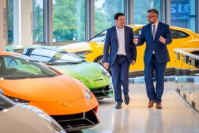 Foto: Wirtschaftsminister Martin Dulig (rechts) und AMZ-Netzwerkmanager Dirk Vogel beim Besuch des Autoherstellers Lamborghini.