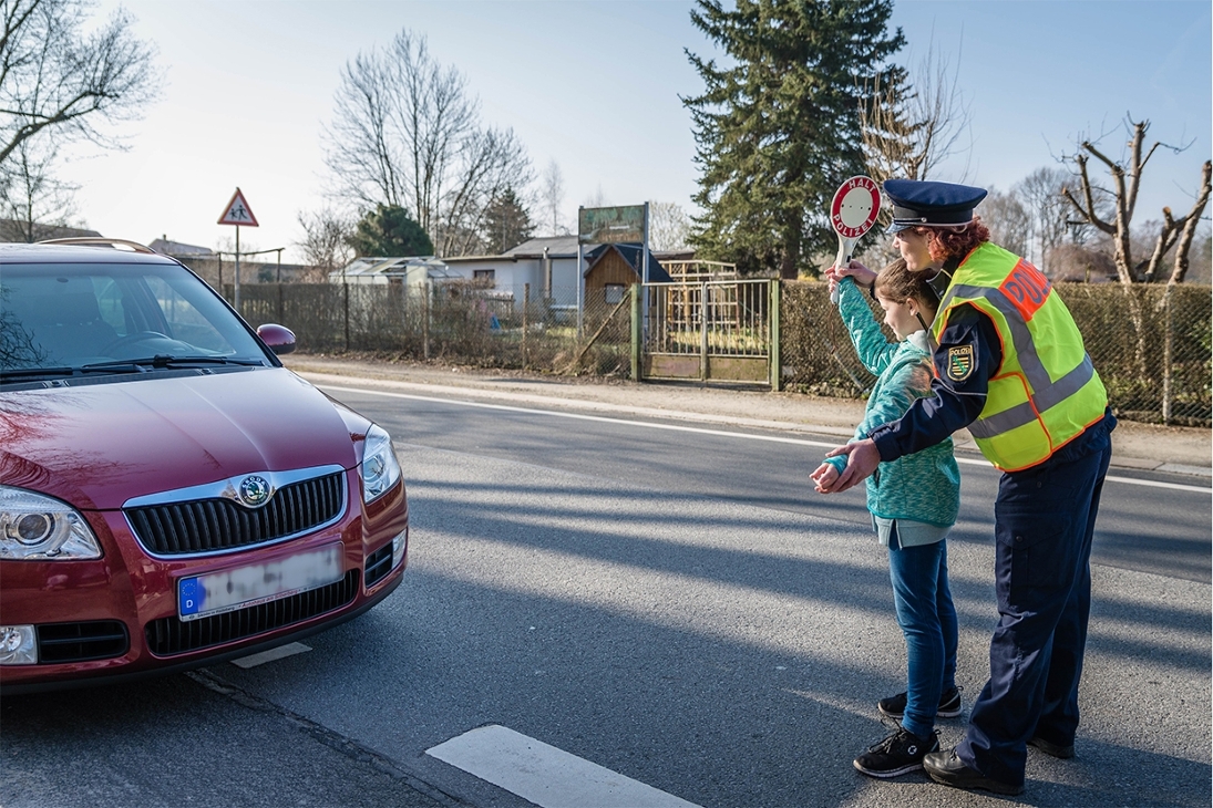 Sonst üblich, aber aufgrund der aktuellen Hygienebestimmungen in diesem Jahr nicht möglich: Schulkinder kontrollieren gemeinsam mit der sächsischen Polizei Fahrzeugführer im Bereich ihrer Grundschule.