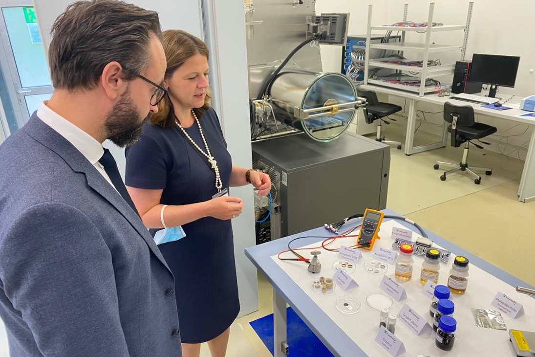 Wissenschaftsminister Sebastian Gemkow und THM-Standortleiterin Dr. Mareike Partsch beim Rundgang