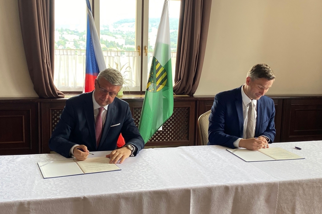 Im Rahmen des Treffens wurde durch die beiden Minister eine gemeinsame Absichtserklärung unterzeichnet, um die Zusammenarbeit im Bereich des vernetzten und automatisierten Fahrens weiter zu vertiefen.