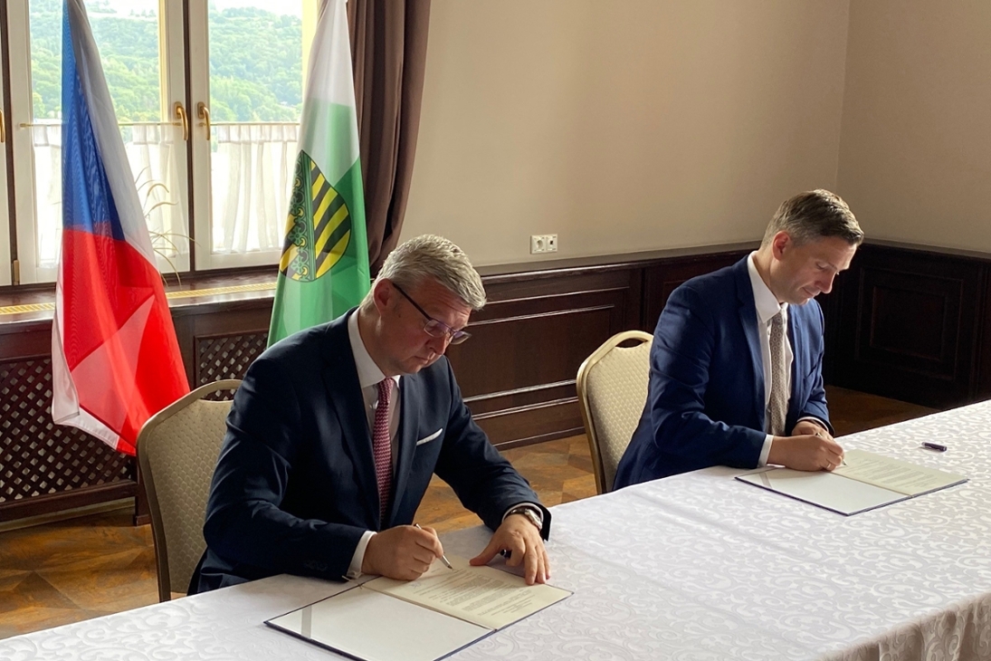 Im Rahmen des Treffens wurde durch die beiden Minister eine gemeinsame Absichtserklärung unterzeichnet, um die Zusammenarbeit im Bereich des vernetzten und automatisierten Fahrens weiter zu vertiefen