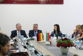 Foto: v.l.n.r. Staatsminister Thomas Schmidt, Rektor der Trakischen Universität Prof. Dobri Yarkov, EU-Kommissarin Mariya Gabriel