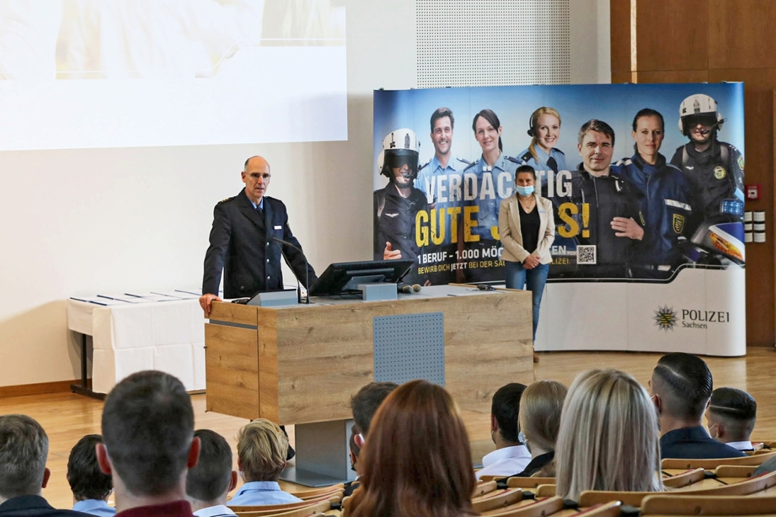 Polizeidirektor Thomas Wurche, kommissarischer Leiter des Bautzener Fortbildungszentrums der Hochschule der Sächsischen Polizei (FH), begrüßt in der Aula die Studierenden des 29. Bachelorstudienjahrganges an der Hochschule der Sächsischen Polizei (FH).