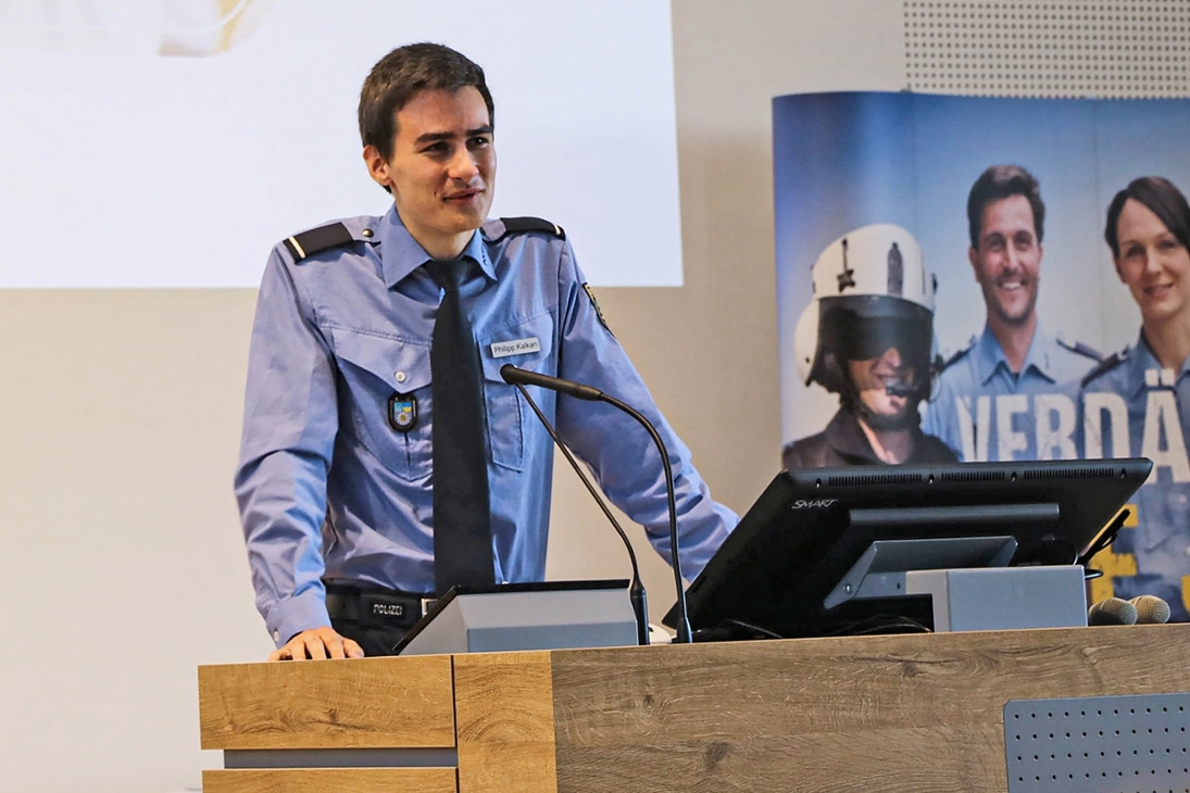 Ein Student des 27. Bachelorjahrganges informiert die neuen Studierenden über das Projekt &quot;Von Studierenden für Studierende&quot; an der Hochschule der Sächsischen Polizei (FH)