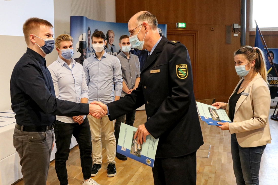 Polizeidirektor Thomas Wurche ernennt einen Studierenden des 29. Bachelorjahrganges zum Polizeikommissarsanwärter und gleichzeitig in das Beamtenverhältnis auf Widerruf.