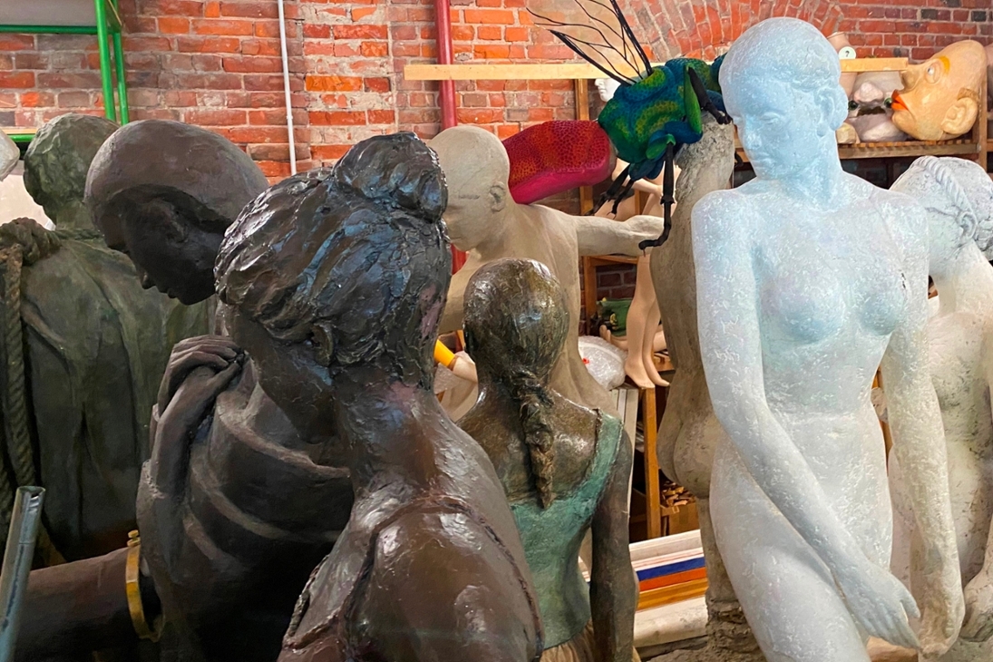 Traditionell hergestellte Theaterplastiken