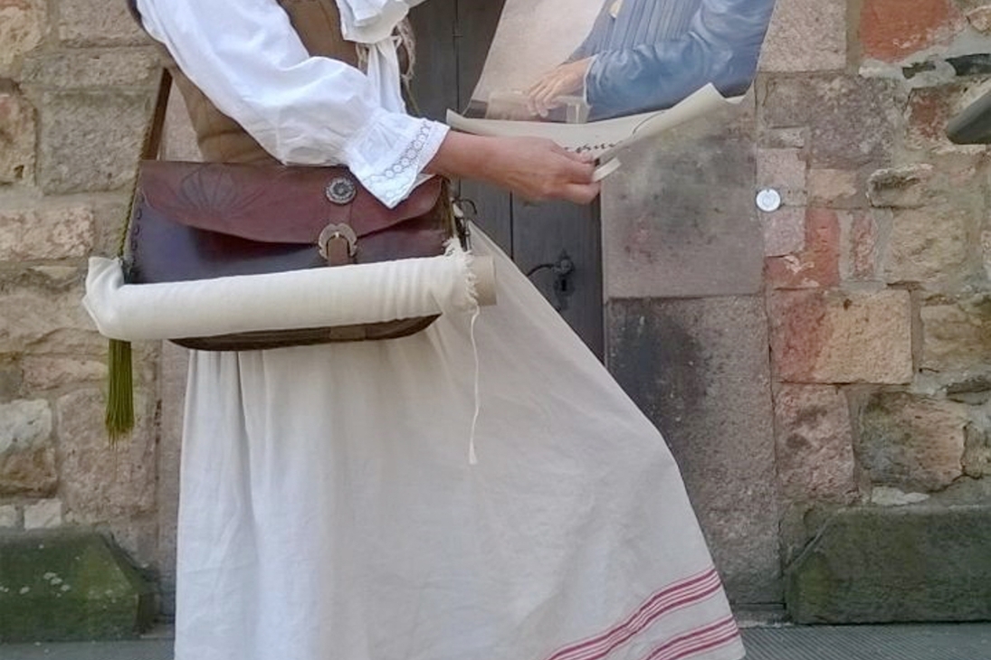 Stadtführerin Veronika Leonhardt in spätmittelalterlichem Kostüm als Anna Agricola, Ehefrau des Multitalents Dr. Georgius Agricola