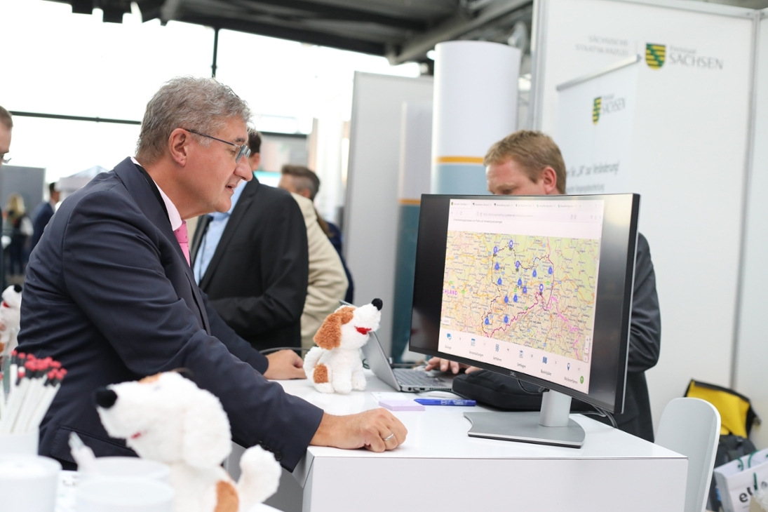 Der Sächsische Staatssekretär für Digitale Verwaltung und Verwaltungsmodernisierung Professor Thomas Popp probiert am Stand der SK beim IT- und Organisationsforums in Dresden das Sächsische Beteiligungsportal aus, das bereits in über 400 staatlichen und kommunalen Stellen in Sachsen im Einsatz ist.