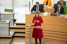 Foto: Gleichstellungsministerin Katja Meier spricht im Sächsischen Landtag zum Thema  »In Gleichstellung investieren – die Zukunft der wirtschaftlichen Teilhabe von Frauen in Sachsen«