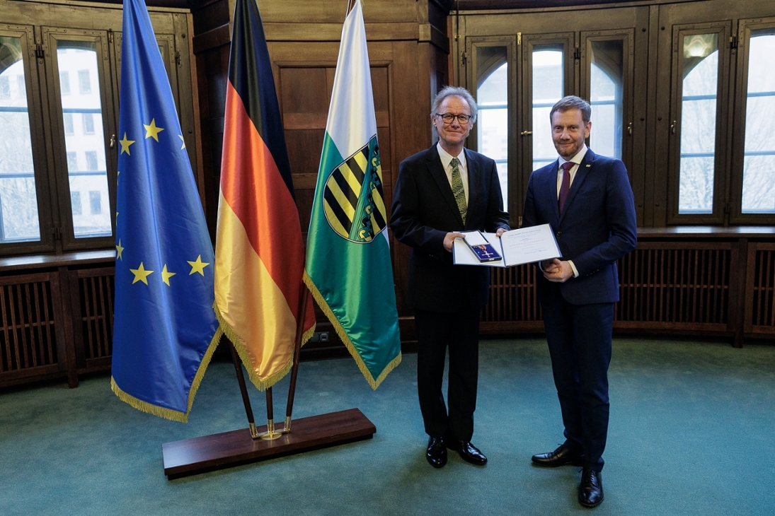 Ministerpräsident Michael Kretschmer überreicht in Dresden – stellvertretend für den Bundespräsidenten – an Stefan Fraas aus Sachsen den Verdienstorden der Bundesrepublik Deutschland. Mit dieser Auszeichnung werden Menschen geehrt, die sich in besonderer Weise um das Gemeinwohl verdient gemacht haben.