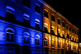 Foto: Das Gebäude des Sächsischen Staatsministeriums der Justiz und für Demokratie, Europa und Gleichstellung in den ukrainischen Nationalfarben blau und gelb, aufgenommen am  27. Februar 2022