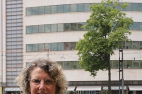 Foto: Leicht zu verwechseln: das Mini-Schocken im Vorder- und das Maxi-Schocken im Hintergrund. Museumsdirektorin Dr. Sabine Wolfram ist entzückt.
