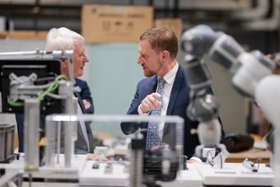 Foto: Ministerpräsident Michael Kretschmer besucht das deutsch-polnische Fraunhofer Leistungszentrum „Centre for Advanced Manufacturing Technologies“.