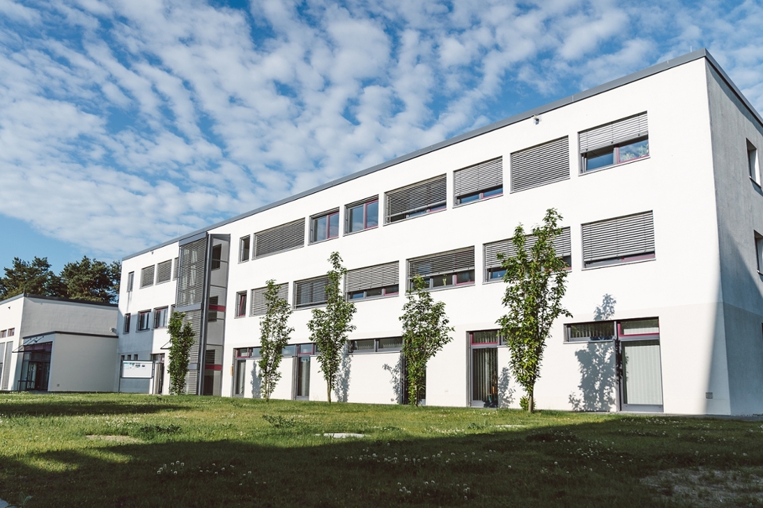 Das Verwaltungsgebäude und Audimax am Campus Bautzen der Hochschule der Sächsischen Polizei (FH)