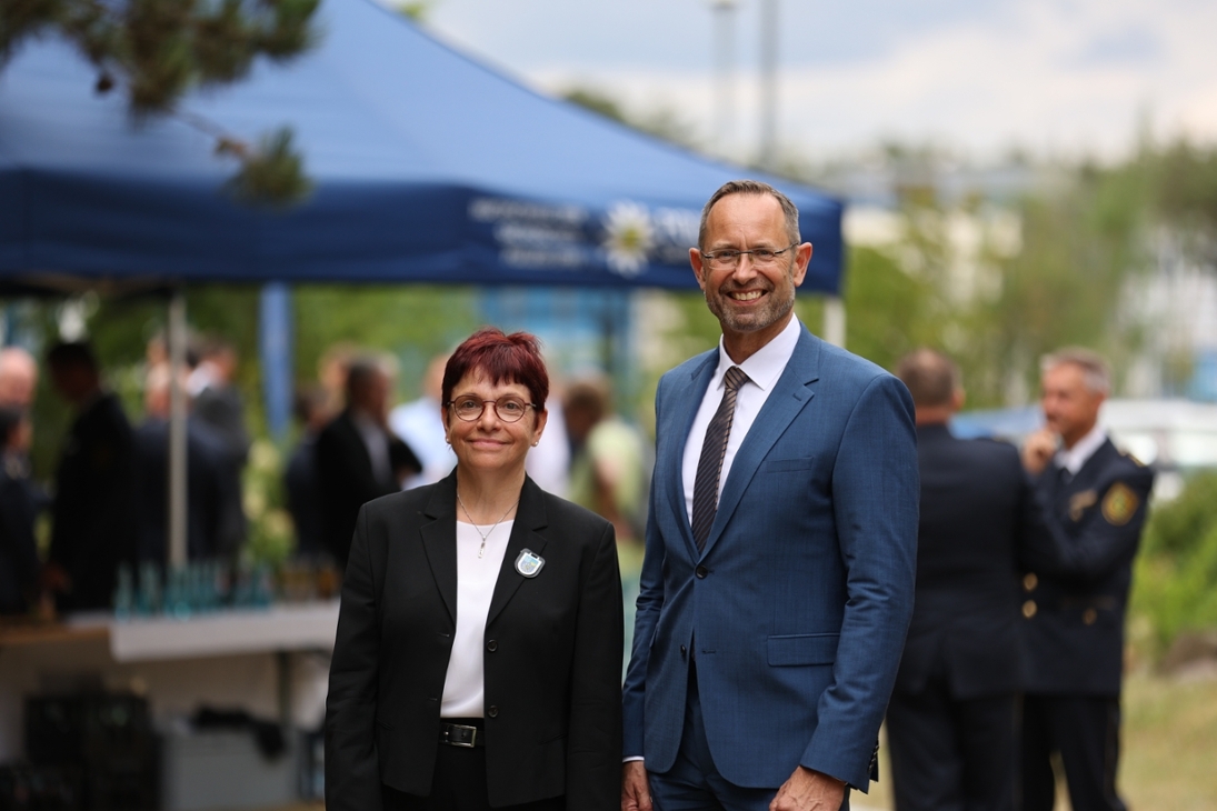 Rektor Dirk Benkendorff und Kanzlerin Karin Hollstein anlässlich der Amtseinführung im Garten der Hochschule der Sächsischen Polizei (FH).