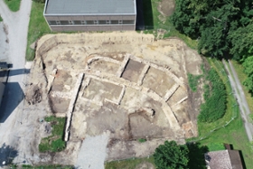 Foto: Grundmauern von Schloss Baruth bei Malschwitz wurden 2021 anlässlich von Grabungen auf dem Schulgelände freigelegt.