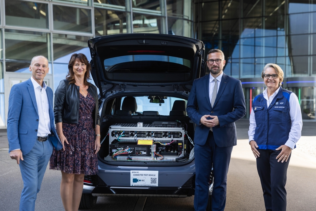 v.l.n.r.: Prof. Dr. Stefan Bratzel, Gründer und Direktor des Center of Automotive Management (CAM); Babette Böhme, Geschäftsführerin der Sächsischen Energieagentur - SAENA GmbH; Martin Dulig, Sächsischer Staatsminister für Wirtschaft, Arbeit und Verkehr und Petra Peterhänsel, Werkleiterin des BMW Group Werks Leipzig