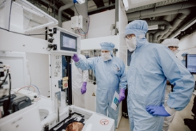 Foto: Wissenschaftsminister Sebastian Gemkow beim Besuch des Fraunhofer-Institut für Elektronische Nanosysteme ENAS in Chemnitz
