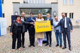 Foto: Oberbürgermeisterin Constance Arndt präsentiert mit dem Sächsischen Staatsminister des Innern Armin Schuster, dem Sächsischen Wissenschaftsministers Sebastian Gemkow und dem Rektor der Westsächsischen Hochschule Zwickau Stephan Kassel das erste neue Ortseingangsschild.
