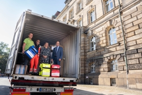 Foto: Gesundheitsministerin Petra Köpping und Staatskanzleichef Oliver Schenk haben heute einen ersten LKW mit Hilfsgütern auf den Weg in die Ukraine geschickt.