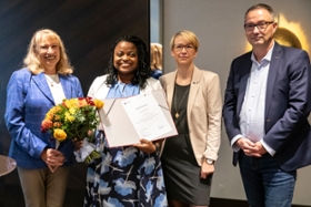 Foto: v.l.n.r.: Staatsministerin Petra Köpping, Stipendiatin Flaurita Maffokang, Prof. Dr. Silke Geithner, Rektorin Evangelische Hochschule Dresden, Jan Donhauser, Erster Bürgermeister der Stadt Dresden