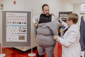 Foto: Besuch von Wissenschaftsminister Gemkow am Helmholtz-Institut für Metabolismus, Adipositas und Gefäßforschung (HI-MAG) in Leipzig. Der Adipositasanzug soll helfen, für das Thema zu sensibilisieren.