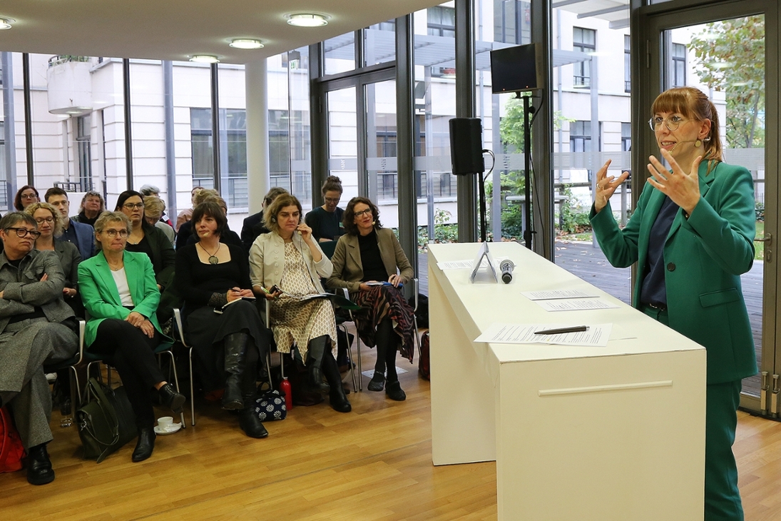 Gleichstellungs- und Europaministerin Katja Meier begrüßt die Gäste der Podiumsdiskussion »Strukturwandel in europäischen Regionen: Warum die Geschlechtergerechtigkeit eine wichtige Voraussetzung für eine Erfolgsstory ist!«