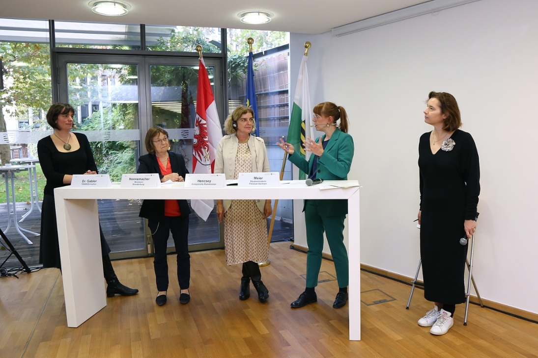 Gleichstellungs- und Europaministerin Katja Meier und Ursula Nonnemacher, Brandenburger Ministerin für Sozialesim Gespräch mit Monika Hencsey, Direktorin in der Generaldirektion Regionalpolitik und Stadtentwicklung der Europäischen Kommission und Dr. Julia Gabler, Leiterin des TRAWOS-Instituts für Transformation, Wohnen und soziale Raumentwicklung der Hochschule Zittau/Görlitz.