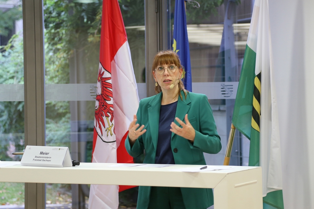 Gleichstellungs- und Europaministerin Katja Meier Begrüßt die Gäste der Podiumsdiskussion