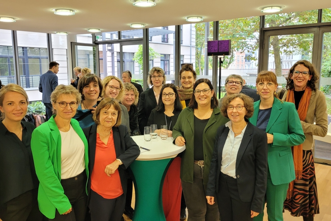 Gleichstellungs- udn Europaministerin Katja Meier mit den Gästendes Podiums und den Vertreterinnen des Bündnisses der Kommunalen Gleichstellungsbeauftragten der Lausitz