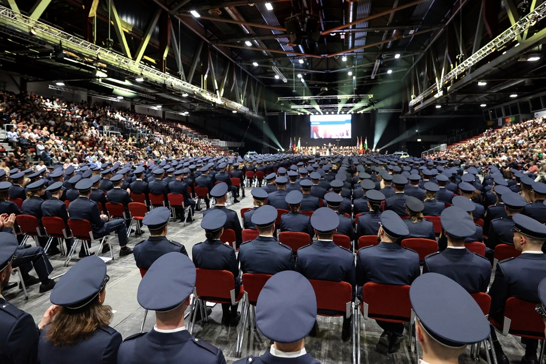 Blick auf 510 Anwärterinnen und Anwärter der Polizei Sachsen, die am 14.11.2023 in der Messehalle Chemnitz vereidigt wurden.