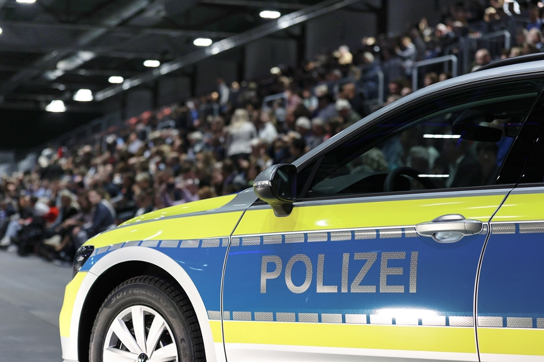 Ein Funkstreifenwagen der Polizei Sachsen wird in der Messehalle Chemnitz präsentiert.