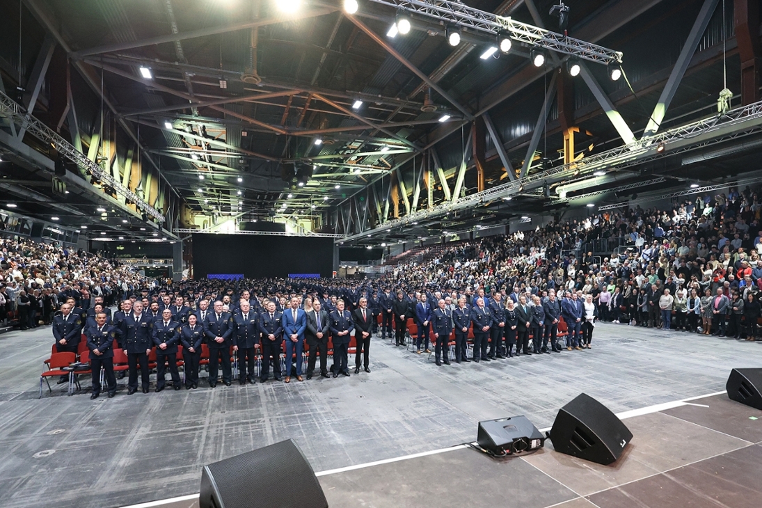 Absingen der Nationalhymne zur Vereidigung der Anwärterinnen und Anwärter in der Messehalle Chemnitz