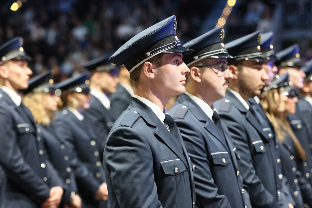 Anwärter der Laufbahngruppe 1.2, Fachrichtung Polizei der Polizei Sachsen zur Vereidigung am 14.11.2023 in der Messehalle Chemnitz