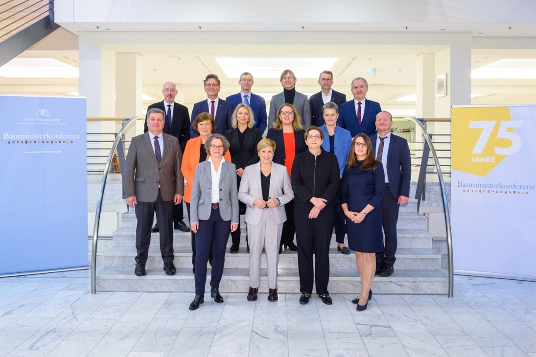 Gruppenfoto zur 142. Bauministerkonferenz in Baden-Baden.