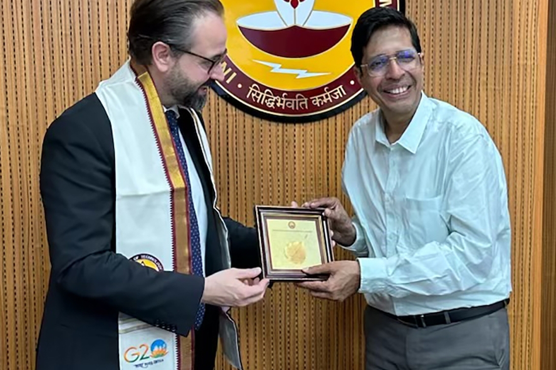 Wissenschaftsminister Sebastian Gemkow bekommt vom Direktor des IIT Madras, Prof. V. Kamakoti, ein Gastgeschenk überreicht.
