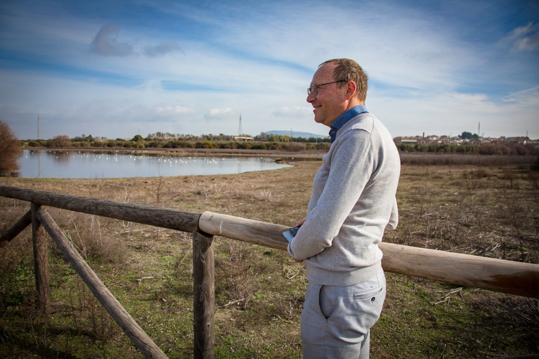 Umweltminister Wolfram Günther besucht das von Dürre schwer betroffene Feuchtgebiet Laguna de Fuente de Piedra, das eine große Rolle als Naturschutzgebiet und Rastplatz für Zugvögel spielt.