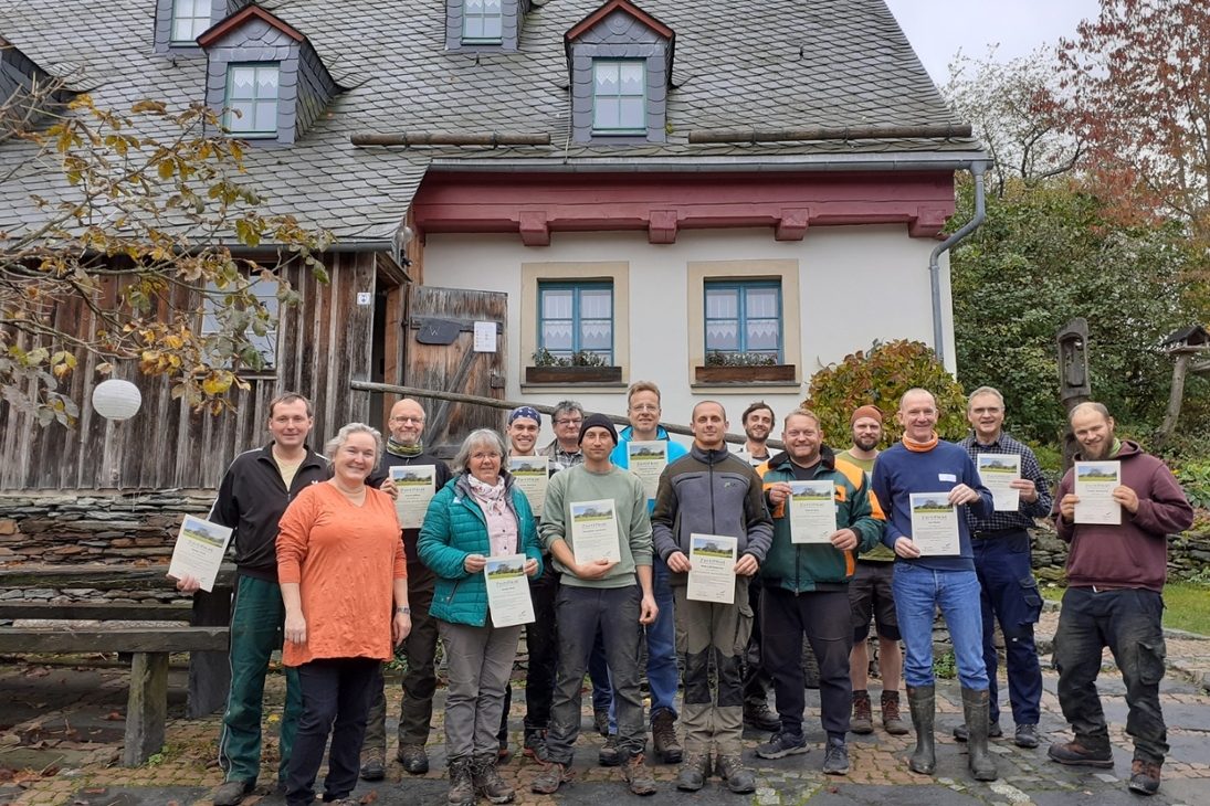 Teilnehmer eines Obstbaumschnittkurses mit Zertifikat