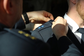 Foto: Symbolbild - Ein Auszubildender der Polizei Sachsen wird mit bestandener Ausbildung zum Polizeimeister ernannt und erhält seine neuen Dienstgradschlaufen.
