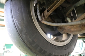 Foto: mangelhafter Reifen, rissiger Bremsschlauch