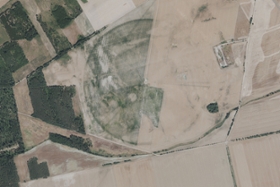 Foto: Die riesige kreisförmige Anlage hat einen Durchmesser von über 800 Metern. © GeoSN