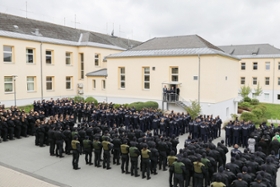 Foto: Antreten aller Lehrgruppen an der Polizeifachschule Schneeberg zur Begrüßung von Landtagspräsident Dr. Rößler