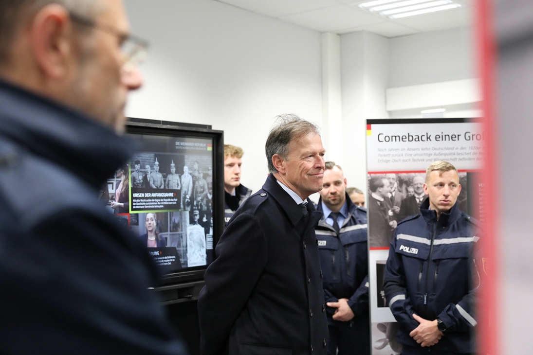 Landtagspräsident Dr. Matthias Rößler eröffnet die Wanderausstellung „Weimarer Republik – Deutschlands erste Demokratie“ an der Polizeifachschule Schneeberg
