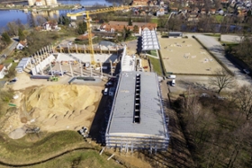 Foto: Blick aus der Luft auf die Baustelle der neuen Multifunktionsreithalle des Landgestütes Moritzburg