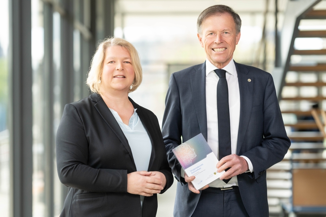 Dr. Juliane Hundert überreichte dem Präsidenten des Sächsischen Landtags, Dr. Matthias Rößler, ihren Tätigkeitsbericht Datenschutz 2023.