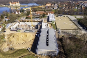 Foto: Blick aus der Luft auf die Baustelle der neuen Multifunktionsreithalle des Landgestütes Moritzburg