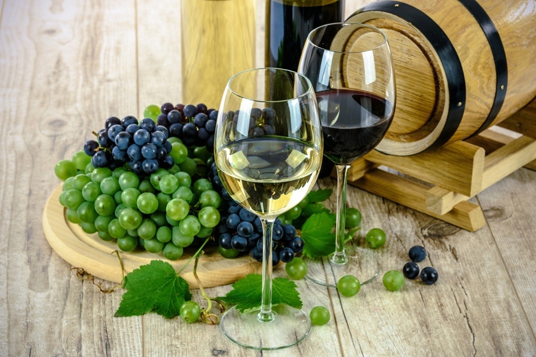 Weintauben mit Weinglas und Weinfass