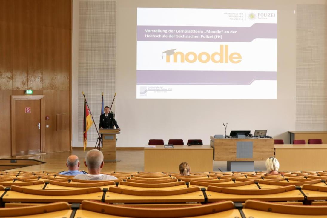 Einweisung in die Lernplattform Moodle in der Aula des Fortbildungszentrums am Standort Bautzen