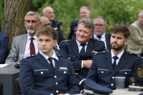 Foto: Sachsens Staatsminister Armin Schuster und Landespolizeipräsident Jörg Kubiessa im Garten der Hochschule der Sächsischen Polizei (FH)