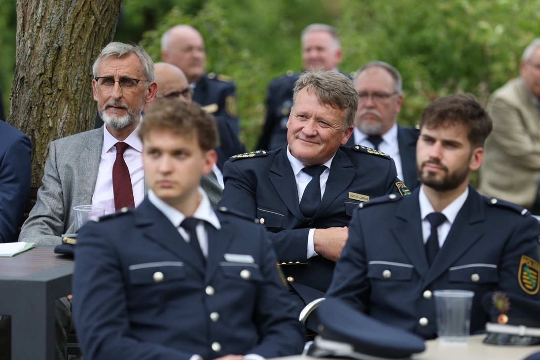 Sachsens Staatsminister Armin Schuster und Landespolizeipräsident Jörg Kubiessa im Garten der Hochschule der Sächsischen Polizei (FH)